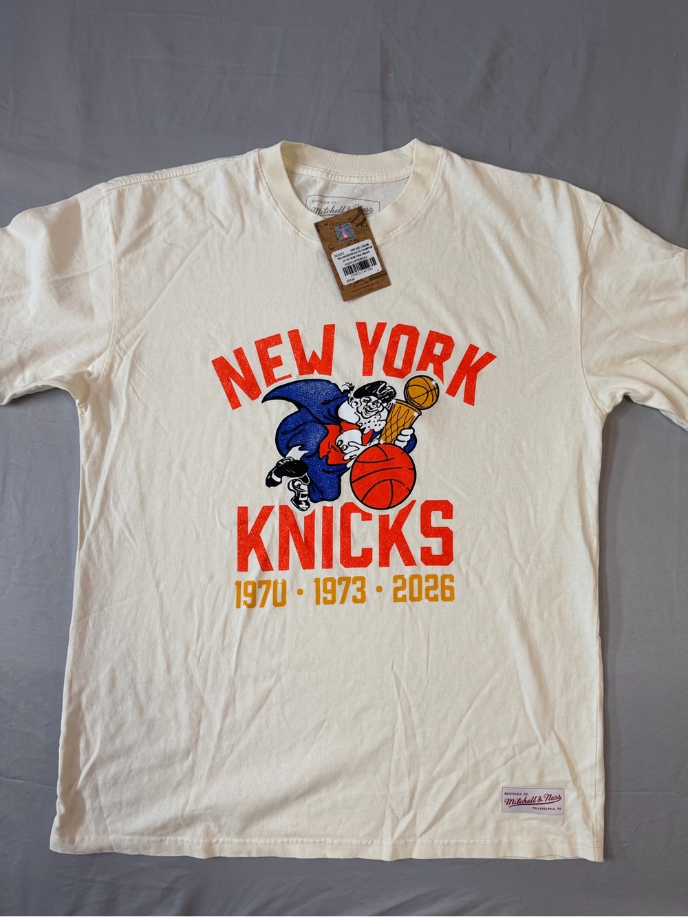 Mitchell & Ness Cream New York Knicks Vintage Logo Tee
